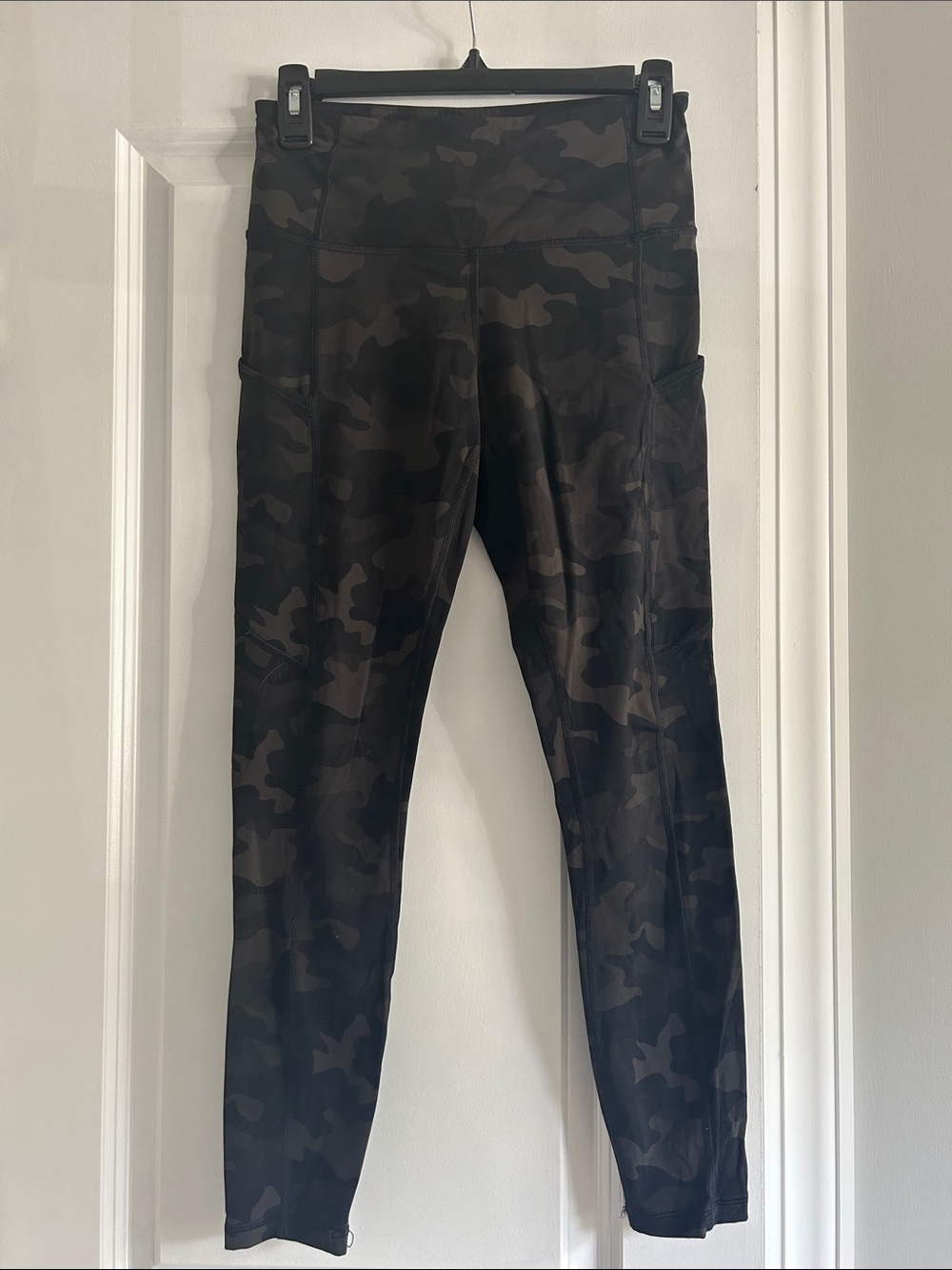 CRZ YOGA Black & Army Green Camo High-Waist Leggings with Side Pockets